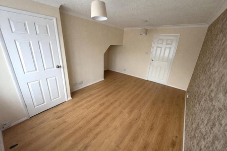 2 bedroom end of terrace house to rent - Photo 5