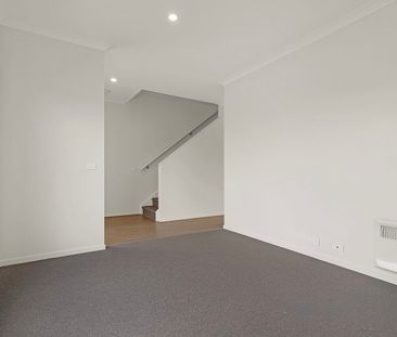 Modern Three-Bedroom Townhouse in a Prime Craigieburn Location! - Photo 6