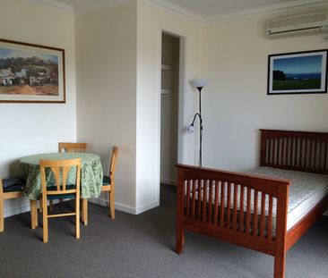 W O L V E R H A M P T O N - Photo 2