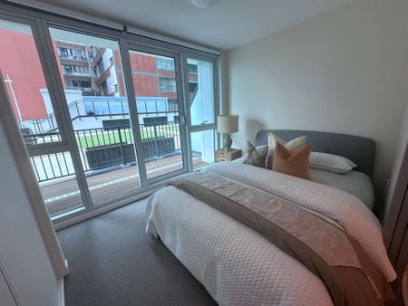 Immaculately furnished 1 bedroom! - Photo 3