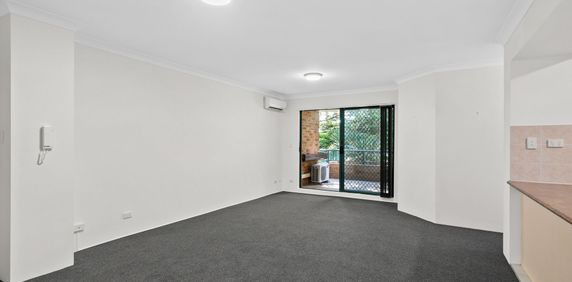 Stylish & Conveniently Located Apartment - Photo 2