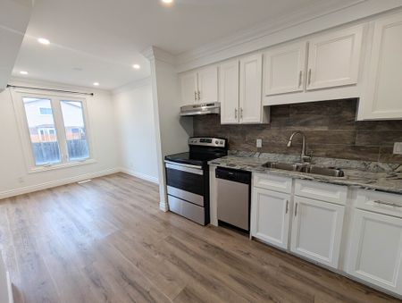 Fully Detached 6 Bedroom Home in Thorold! - Photo 4