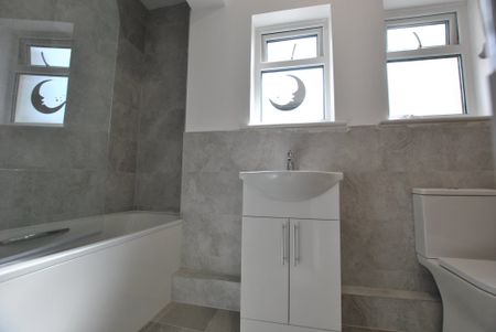 High Street, Snodland, London - Photo 4