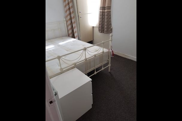 1 Bed Flat, The Drive, IG1 - Photo 1