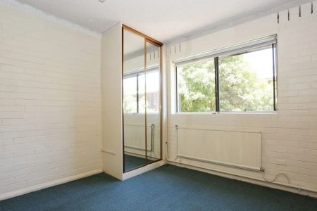 Low Maintenance and Secure Studio in Prime St Kilda Location - Photo 2