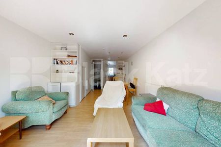 Generous four bed house, Includes heating & hot water - Photo 2