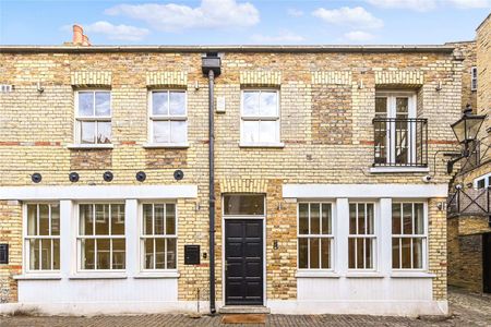 Beautiful 3 bedroom, 3 bathroom mews house, enviably located on a charming Pimlico mews, with off-street parking and excellent transport connections. - Photo 3