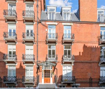 Stunning top floor lateral flat with lift, newly refurbished to a high standard. Approx. 1593 sq. ft. - Photo 1