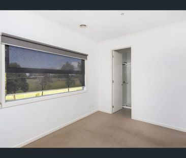 Modern Townhouse With Exceptional Lifestyle Conveniences - Photo 2