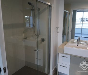 Waterfront 2 Bed 2 Bath 2 Car - Photo 4