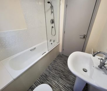 4 bedroom end of terrace house to rent - Photo 4