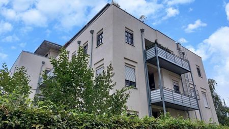 Sonniges Wohnglück im sanierten Altbau - mit 2 Balkonen, 2 Bädern, Kamin, EBK u.v.m.! - Foto 2