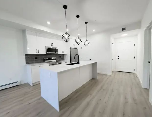 2 Bed/2 Bath Luxury Condo with Modern Finishes & Mountain Views | 55 Lucas Way Northwest, Calgary - Photo 1