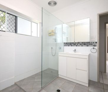 Fantastic Fully Air Conditioned Villa - Garage with Remote - Photo 3