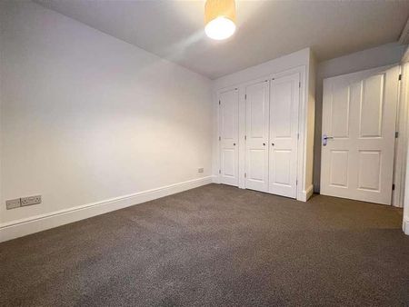 Kingshill Court, Swindon, SN1 - Photo 2