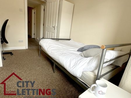 6 Bedroom Mid Terraced House - Photo 2