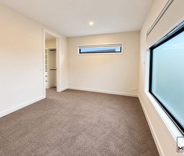 Modern Elegance in the Heart of Glenroy - Photo 3
