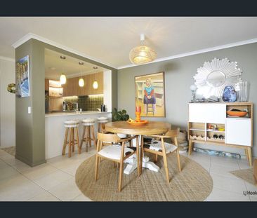 SPACIOUS THREE BEDROOM UNFURNISHED UNIT WITH POOL AND MASSIVE DECK - Photo 6