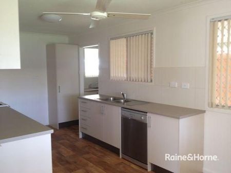 BREAK LEASE - Charming 3 Bedroom Property - Photo 4