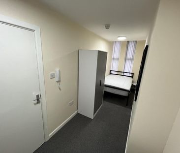 1 bedroom in a house share to rent - Photo 3