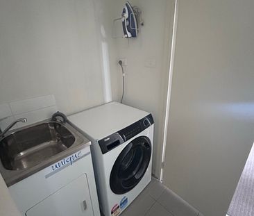 Caulfield East - Photo 5