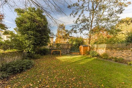 A beautifully presented six bedroom family home on Carlton Hill - Photo 2