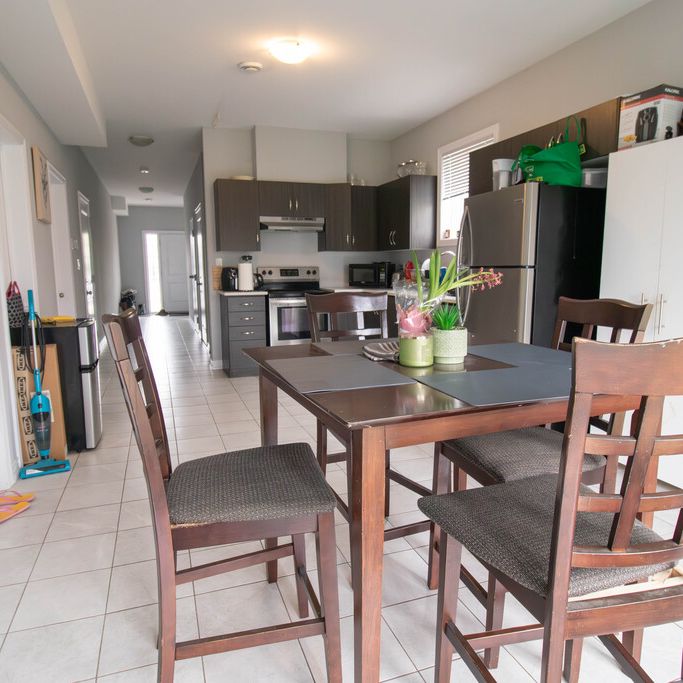 **ALL INCLUSIVE** STUDENTS ROOM FOR RENT IN A STUNNING HOUSE!! - Photo 1