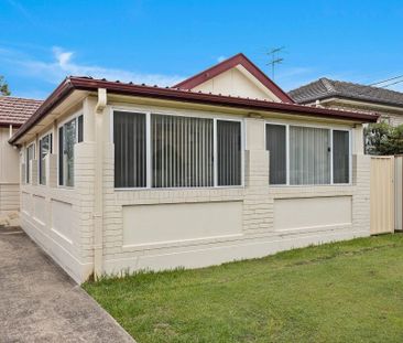 Charming Three Bedroom Home - Photo 1