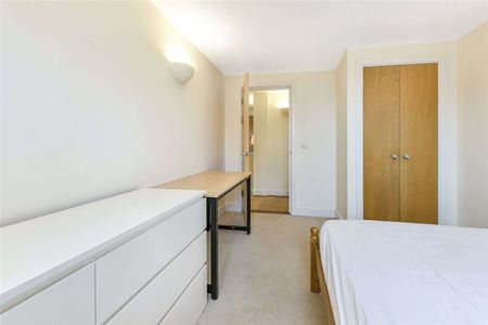 Bright 2 bedroom, 2 bathroom apartment with balcony, located in a small development in the heart of Westminster. - Photo 4