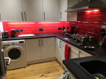 🛌 En-suite Double Room 📍Near Ikea, M32 - Photo 3