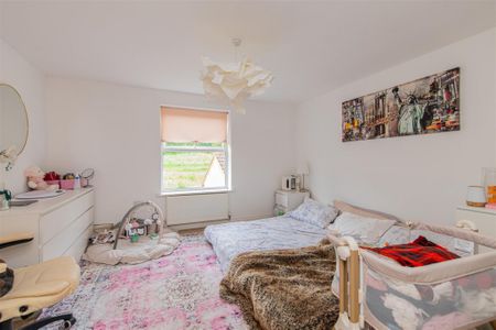 3 bed House - Mid Terrace To Let - Photo 3
