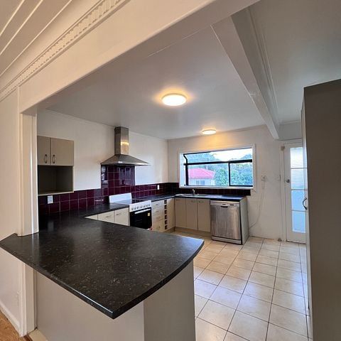 Newly renovated 3-bedroom, 2-Living room available - Photo 1