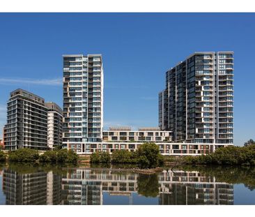 Gorgeous high-rise water view apartment for lease! - Photo 4