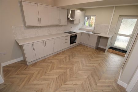 House - Terraced For Rent Tynybedw Street, Treorchy - Photo 3