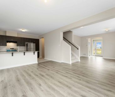 For Lease - 200 Ryan Reynolds Way, Orleans - Convent Glen and Area,... - Photo 2