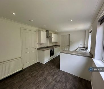 3 bedroom semi-detached house to rent - Photo 2