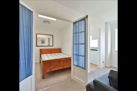 Studio Flat, Stretford Court, SW19 - Photo 2
