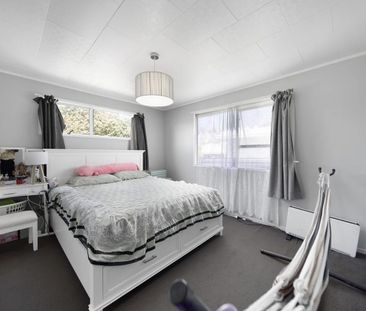 CLOVER PARK, 3 BEDROOMS - Photo 2