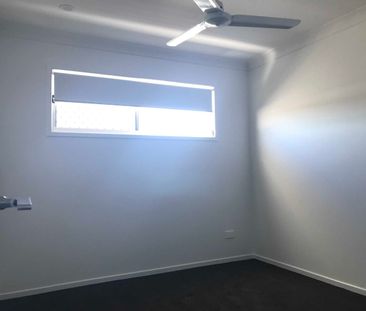 STUNNING 4 BEDROOM FAMILY HOME IN BLOOM ESTATE COOMERA - Photo 3