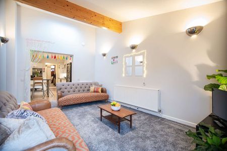 Stylish kitchen and hair/makeup station! - Photo 2