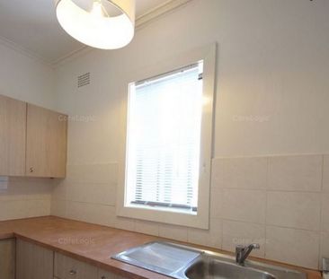 OVERSIZED ONE BEDROOM APARTMENT WITH SUNROOM! 6 MONTH LEASE ONLY. - Photo 2