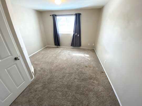 GREAT 3 BED, 1.5 BATH 2 STOREY TOWNHOUSE, W/ AN ATTACHED SINGLE GARAGE IN ELLERSLIE - Photo 1