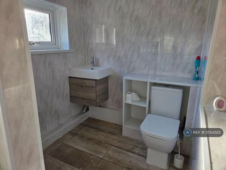 3 bedroom semi-detached house to rent - Photo 5