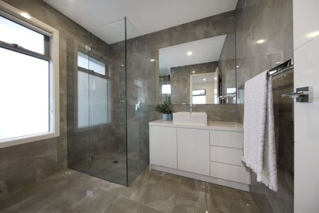 Sleek & Spacious Townhouse in a Quiet Oakleigh East Location - Photo 5