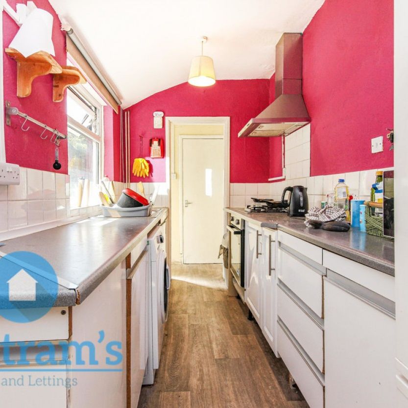 4 bed Mid Terraced House for Rent - Photo 1