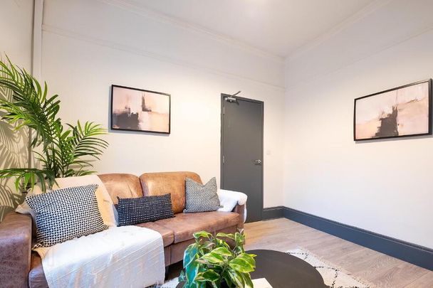 Room 4, 66 Willowbank Gardens, Belfast, BT15 5AJ - Photo 1