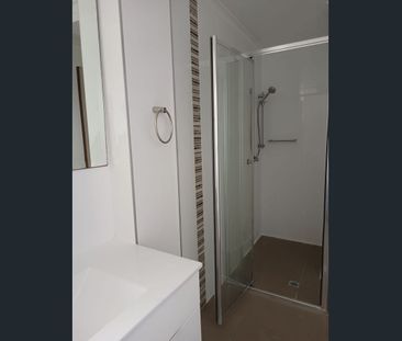 Spacious 2 bedrooms unit close to everything. - Photo 3