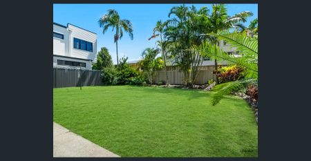 Two Bedroom Duplex - Walk To The Beach! - Photo 3