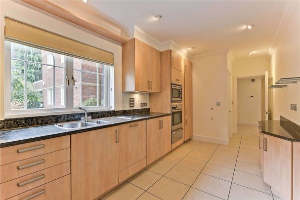 A well presented ground floor apartment situated behind electric gates within half a mile radius of Weybridge train station and Queens Road amenities. - Photo 1