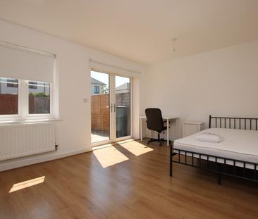 3 bedroom end of terrace house to rent - Photo 2